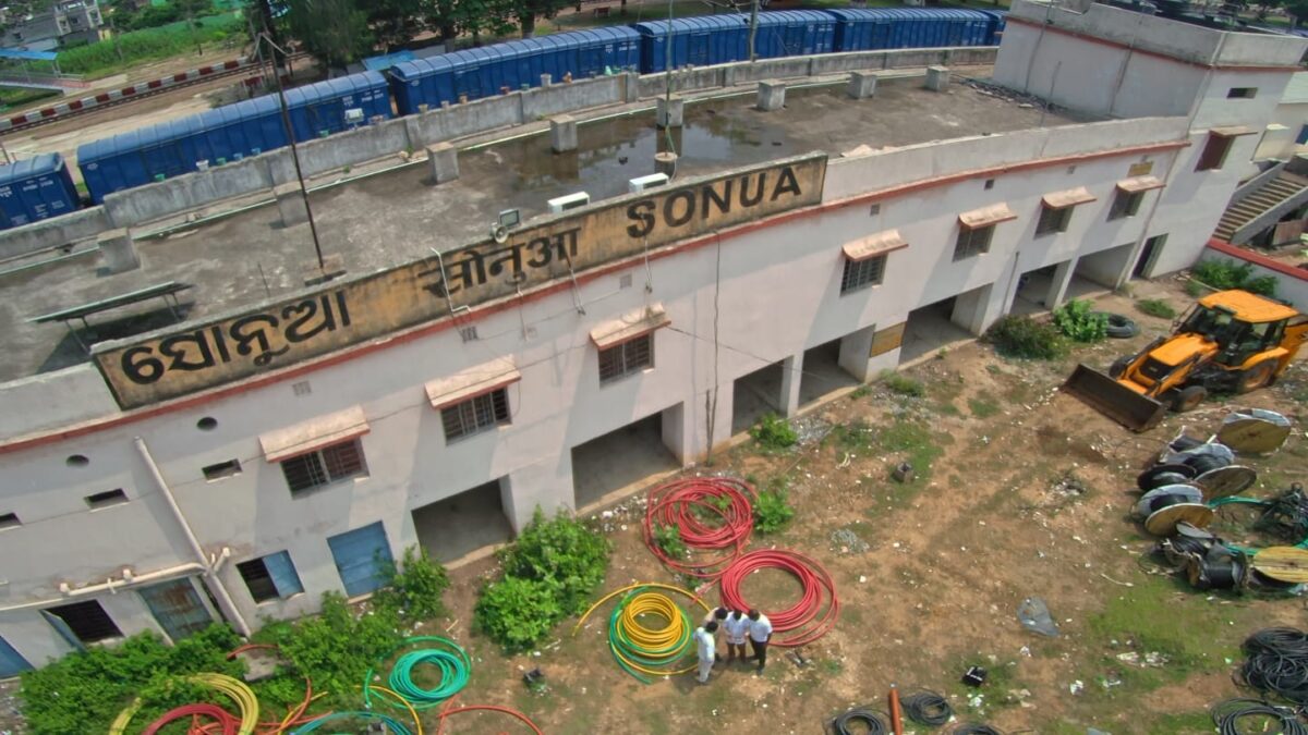 ऑपरेशन ट्रैकहॉक: नक्सल प्रभावित रेलखंड में RPF की ड्रोन निगरानी, सुरक्षा व्यवस्था कड़ी 1001336583