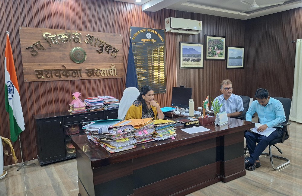 उप विकास आयुक्त ने विभिन्न कार्यान्वयन एजेंसियों द्वारा संचालित विकास एवं निर्माण कार्यों की प्रगति की समीक्षा img 20260727 wa0063 compressed