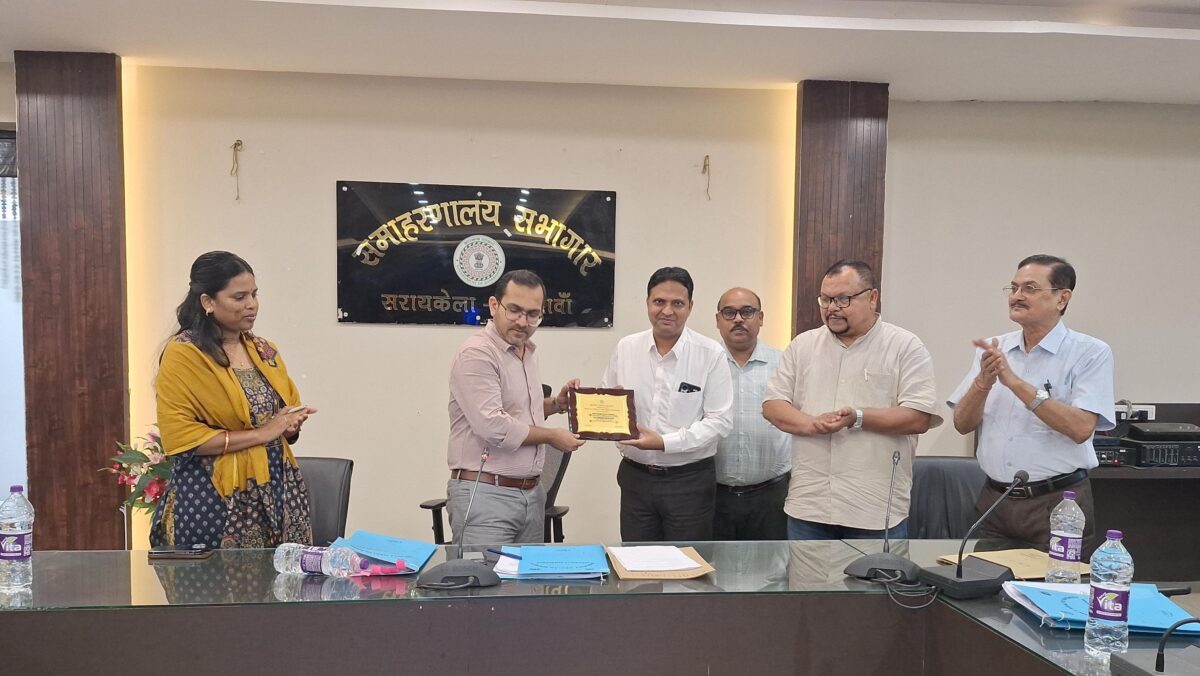 सरायकेला-खरसावां: स्वास्थ्य सेवाओं में लापरवाही पर सख्त हुए उपायुक्त, दो चिकित्सकों का वेतन रोका, 15 अगस्त को उत्कृष्ट स्वास्थ्यकर्मी होंगे सम्मानित img 20260727 wa0089