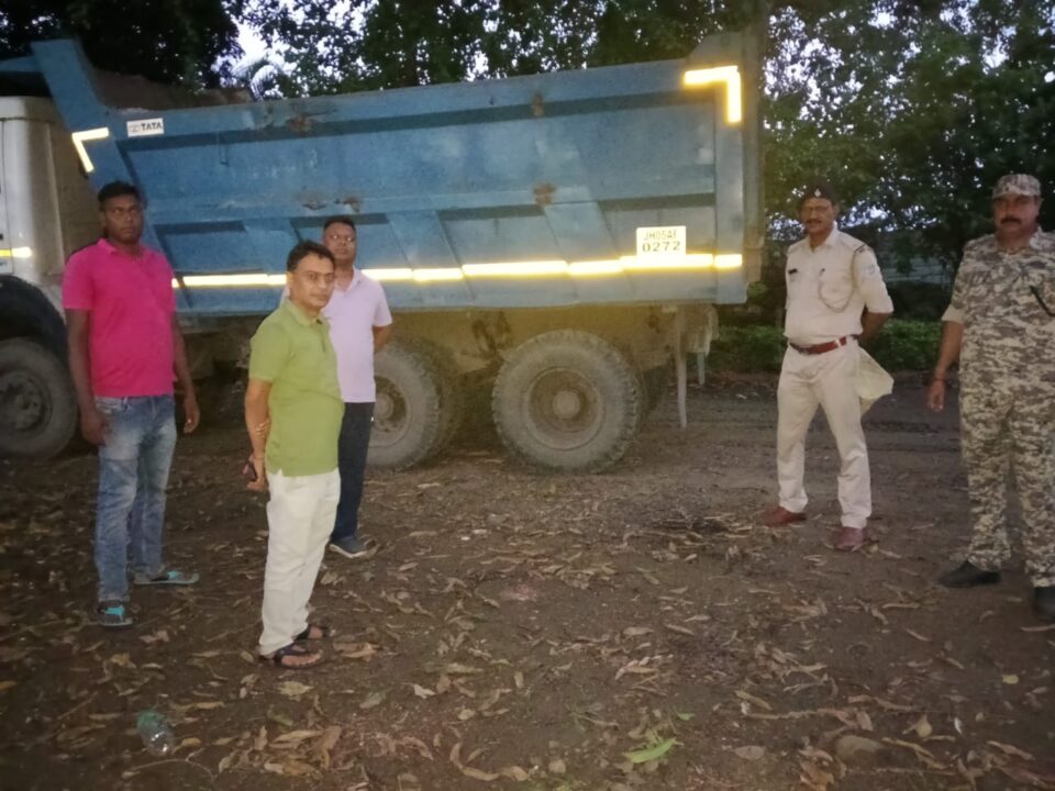 नीमडीह में अवैध खनिज परिवहन पर प्रशासन की बड़ी कार्रवाई, 500 सीएफटी गिट्टी लदा हाइवा जब्त img 20260730 wa0008