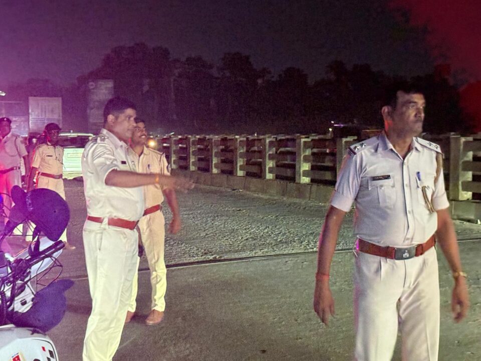 स्वतंत्रता दिवस को लेकर आदित्यपुर पुलिस अलर्ट, गली-मोहल्लों से लेकर खरकाई पुल तक चला एंटी क्राइम अभियान 1001441530