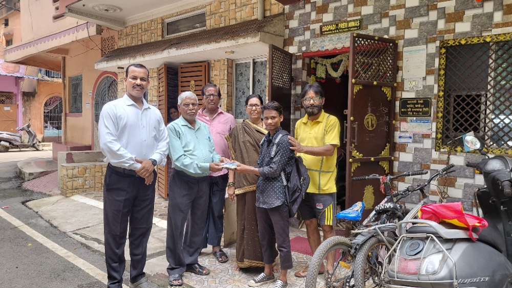 वार्ड 32 में ईमानदारी की मिसाल, राजदेव ठाकुर ने लौटाए 3000 रुपये और जरूरी दस्तावेज img 20260822 wa0013 compressed